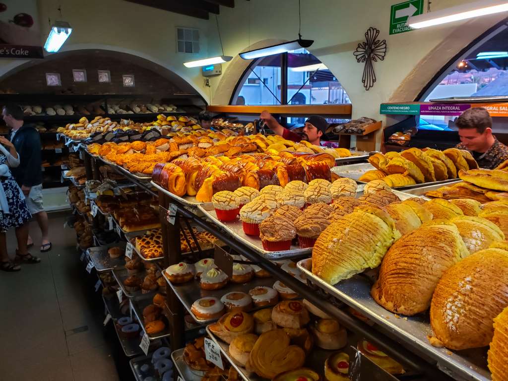 personas comprando pan de tecate, comida tipica de Baja California